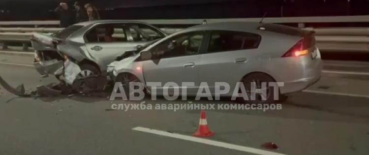 Седан влетел в иномарку на низководном мосту во Владивостоке