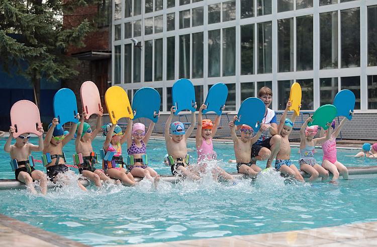 Сотни детей из Приморья бесплатно учат плавать