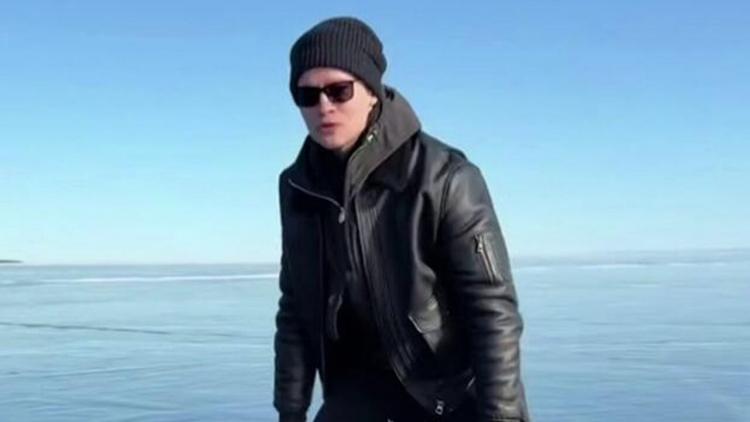 Shaman решил вспомнить детство и облизал замерзший Байкал