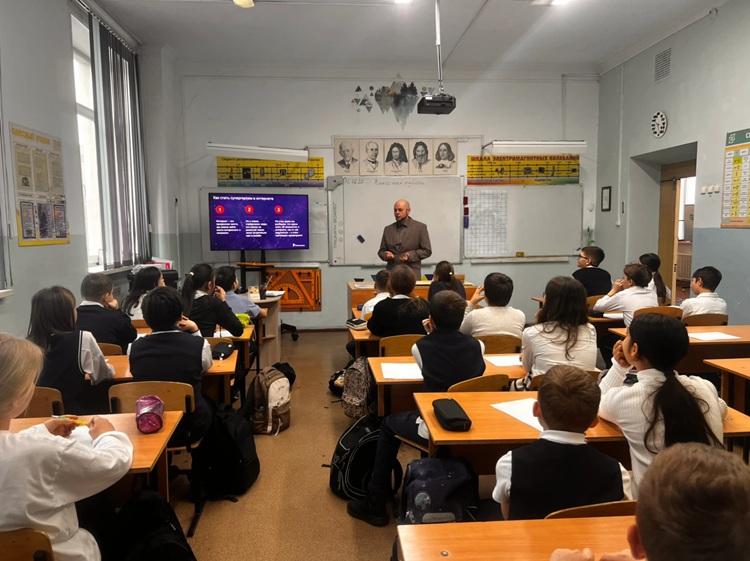 Цифровая броня: «Ростелеком» провел урок для юных кибергероев