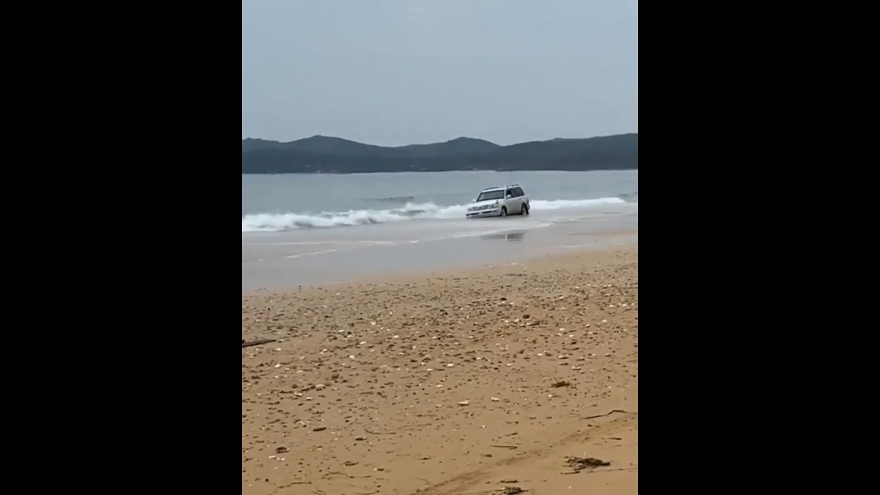 С Японии прибило»: на известном пляже Приморья в море замечен внедорожник