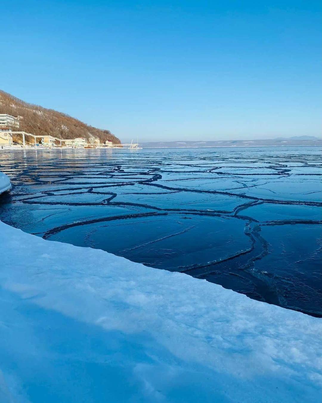 Замерзают ли озера. Замерзшее море. Замерзшее море Владивосток. Замерзшее озеро. Замерзший океан.