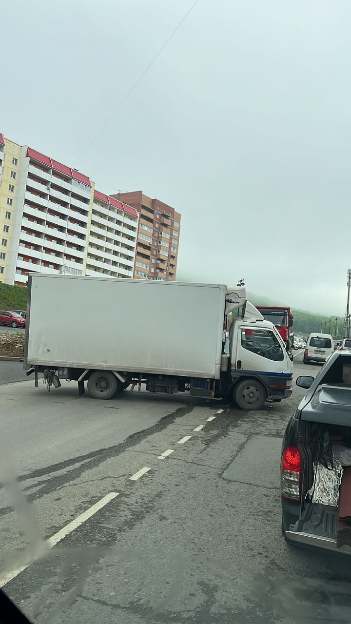 Авария на Снеговой пади во Владивостоке перекрыла полосу движения