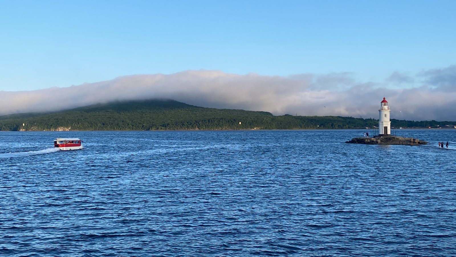 Во Владивостоке автобус-амфибия ныряет в море возле Токаревского маяка