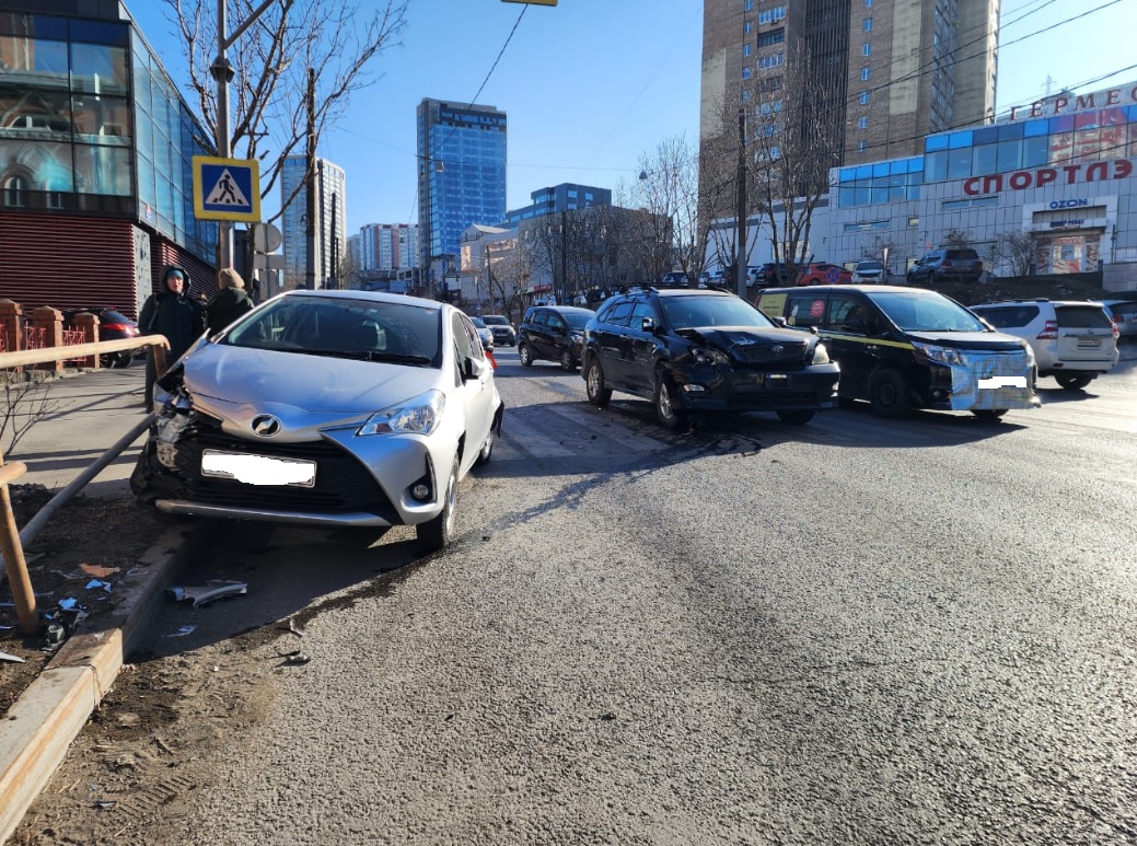 Пешеход оказался зажат между леером и авто в результате ДТП во Владивостоке