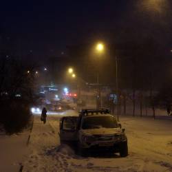 Управляющие компании и предприятия Владивостока, вняв рекомендациям городских властей, вышли на уборку снега с раннего утра #1