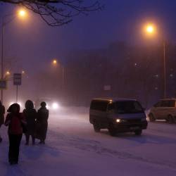 Управляющие компании и предприятия Владивостока, вняв рекомендациям городских властей, вышли на уборку снега с раннего утра #6