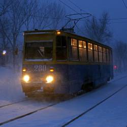 Управляющие компании и предприятия Владивостока, вняв рекомендациям городских властей, вышли на уборку снега с раннего утра #8
