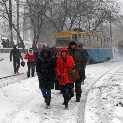 Управляющие компании и предприятия Владивостока, вняв рекомендациям городских властей, вышли на уборку снега с раннего утра #14