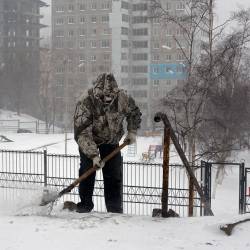 Управляющие компании и предприятия Владивостока, вняв рекомендациям городских властей, вышли на уборку снега с раннего утра #16