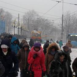 Управляющие компании и предприятия Владивостока, вняв рекомендациям городских властей, вышли на уборку снега с раннего утра #18