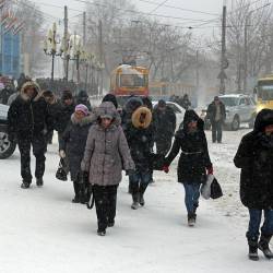 Управляющие компании и предприятия Владивостока, вняв рекомендациям городских властей, вышли на уборку снега с раннего утра #21