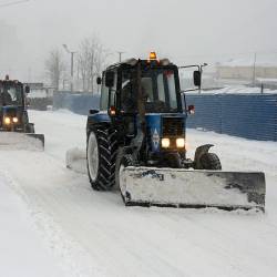 Управляющие компании и предприятия Владивостока, вняв рекомендациям городских властей, вышли на уборку снега с раннего утра #26