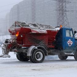 Управляющие компании и предприятия Владивостока, вняв рекомендациям городских властей, вышли на уборку снега с раннего утра #28