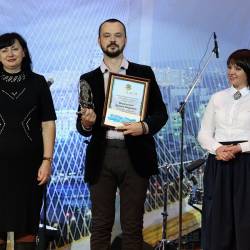 Победителям в торжественной обстановке, с теплыми словами была вручена денежная премия в размере 100 000 рублей #26
