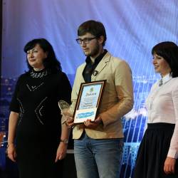 Победителям в торжественной обстановке, с теплыми словами была вручена денежная премия в размере 100 000 рублей #31