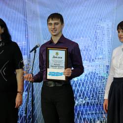Победителям в торжественной обстановке, с теплыми словами была вручена денежная премия в размере 100 000 рублей #32