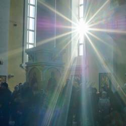 Сотни людей собрались в Покровском кафедральном соборе #9