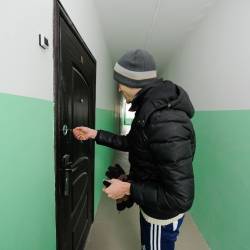 Глава Владивостока Игорь Пушкарёв поздравил новоселов, переехавших из аварийного жилья в новые дома на ул. Порт-Артурской #11