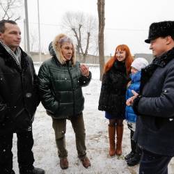 Глава Владивостока Игорь Пушкарёв поздравил новоселов, переехавших из аварийного жилья в новые дома на ул. Порт-Артурской #17