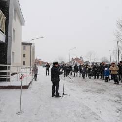 Глава Владивостока Игорь Пушкарёв поздравил новоселов, переехавших из аварийного жилья в новые дома на ул. Порт-Артурской #20