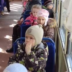 Учебный трамвайчик проехал с малышами по специальному маршруту #2