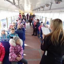 Учебный трамвайчик проехал с малышами по специальному маршруту #50