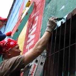 Жители сами раскрасили подпорную стену у детской площадки #1