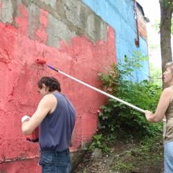 Жители сами раскрасили подпорную стену у детской площадки #2