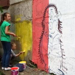 Жители сами раскрасили подпорную стену у детской площадки #3
