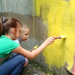 Жители сами раскрасили подпорную стену у детской площадки #4
