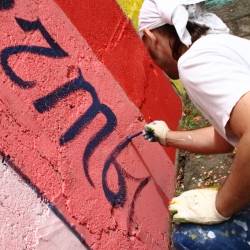 Жители сами раскрасили подпорную стену у детской площадки #6