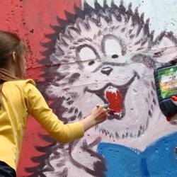 Жители сами раскрасили подпорную стену у детской площадки #8