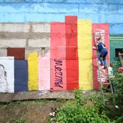 Жители сами раскрасили подпорную стену у детской площадки #9