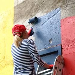 Жители сами раскрасили подпорную стену у детской площадки #11