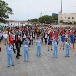 Десятки горожан собрались на набережной Спортивной гавани во Владивостоке ранним утром субботы #11