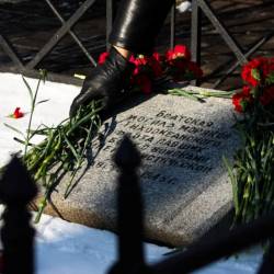 В Гайдамакском сквере возложили цветы к памятнику морякам ТОФ, погибшим в 1945-м #11