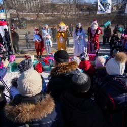 На стадион "Строитель" пришли больше трех сотен горожан: и стар, и млад #7