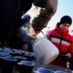 На стадион "Строитель" пришли больше трех сотен горожан: и стар, и млад #13