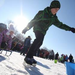 На стадион "Строитель" пришли больше трех сотен горожан: и стар, и млад #15