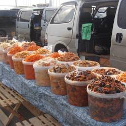 Жители столицы Приморья охотно покупают продукты питания по доступной цене #6