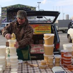 Жители столицы Приморья охотно покупают продукты питания по доступной цене #8