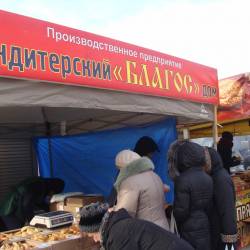 Жители столицы Приморья охотно покупают продукты питания по доступной цене #11