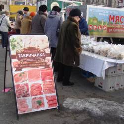 Жители столицы Приморья охотно покупают продукты питания по доступной цене #12