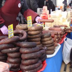 Жители столицы Приморья охотно покупают продукты питания по доступной цене #18