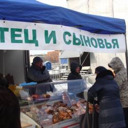 Жители столицы Приморья охотно покупают продукты питания по доступной цене #21