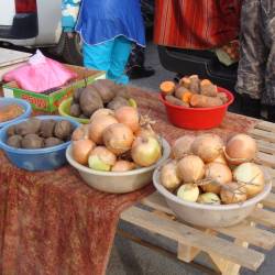 Жители столицы Приморья охотно покупают продукты питания по доступной цене #23