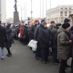 Несмотря на штормовое предупреждение, центральную площадь города заполнили продавцы и покупатели #7