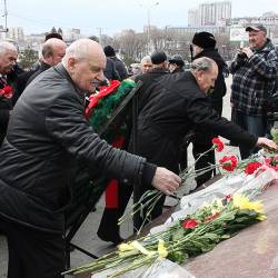 Сразу две торжественных церемонии возложения венков и цветов состоялись в приморской столице #9