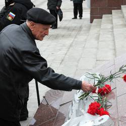 Сразу две торжественных церемонии возложения венков и цветов состоялись в приморской столице #12